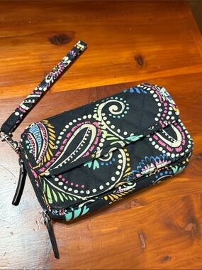 Vera Bradley “Bandana Swirl”Wristlet Wallet/Clutch Zip Around